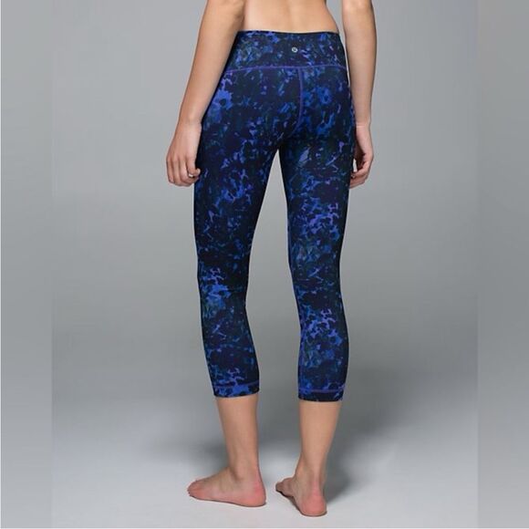 Lululemon Wunder Under Crop Il in Floral Sport Backdrop Iris Flower Multi Size 8 - Picture 1 of 12
